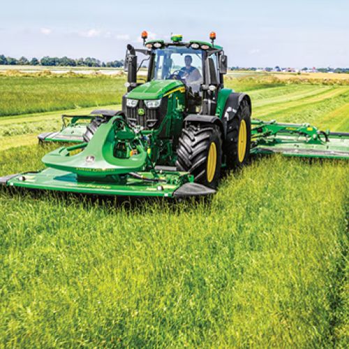 tracteur dans un champ